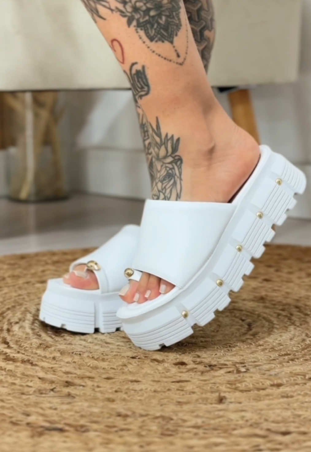 Tamanco Flat  Tira super acolchoada, detalhe no dedo  Formato pequeno, indicamos pedir tamanho maior 