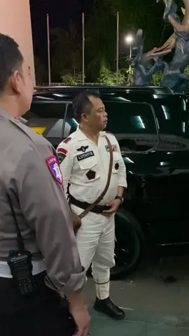 Meninjau langsung pelaksanaan pengamanan pertandingan antara Persebaya Surabaya vs Persis Solo di Stadion Gelora Bung Tomo Surabaya. #PolrestabesSurabaya #senantiasamenjadilebihbaik #persebaya #pesebayavspersissolo #KapolrestabesSurabaya 