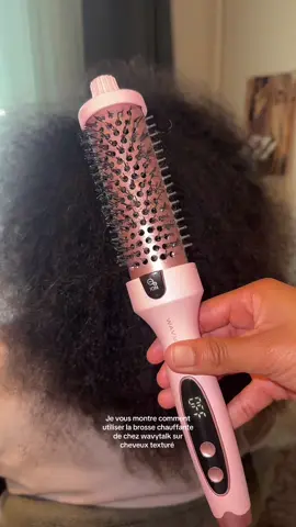 Protéger toujours vos cheveux avce un protecteur de chaleur et je conseille de pré étirer avant d’utiliser cet brosse sinon elle est incroyable @wavytalkofficial #wavytalk #blackfridaytiktokshop #brushing #cheveuxtexturé #cheveuxfrises 