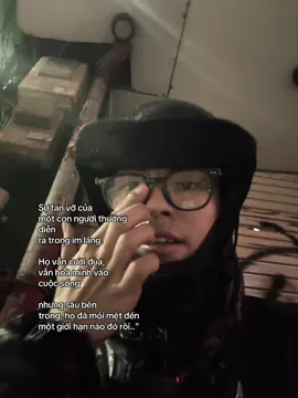 Sự tan vỡ của  một con người thường diễn  ra trong im lặng.  Họ vẫn cười đùa, vẫn hoà mình vào cuộc sống nhưng sâu bên  trong, họ đã mỏi mệt đến  một giới hạn nào đó rồi..