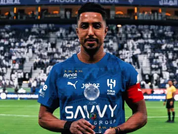 نيفيز لاعب استثنائي في الهلال، ليس فقط لمهاراته العالية، بل لأنه دائمًا يقاتل ويدافع عن الفريق بروح عالية، ويُظهر التزامه الكبير داخل الملعب وخارجه. ومع ذلك، لم يُمنح شارة الكابتن، على الرغم من أنه أكثر اللاعبين الذين يحتجون ويقفون مع زملائهم عند أي ظلم أو خطأ تحكيمي. هناك تمييزًا من الاداره لصالح اللاعبين السعوديين أو التمسك بالمعايير التقليدية في اختيار الكابتن، وهذا يضع نيفيز في موقف صعب. والمشكلة تكمن في أن كل مرة يعبر فيها عن رأيه أو يطالب بالعدالة داخل الملعب، يُعاقب بكرت أصفر لمجرد أنه ليس الكابتن، رغم أنه يظهر روح القيادة الحقيقية والتفاني في خدمة الفريق. #rubenneves #alhilal #fyp 