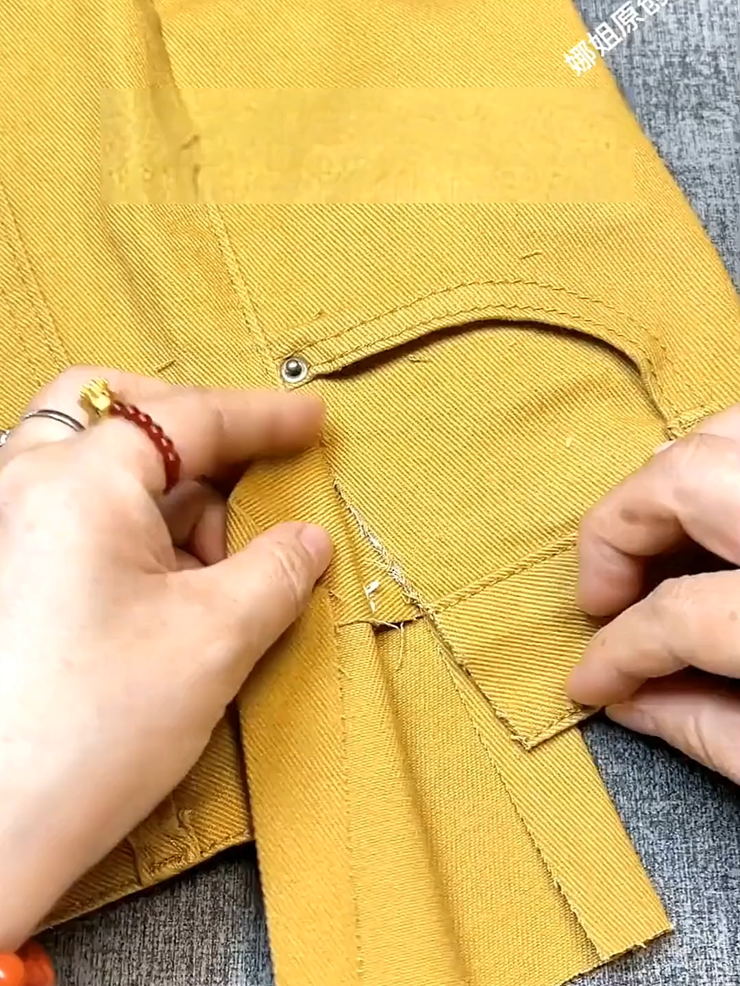 Trong nhà nên chuẩn bị một bộ dụng cụ may vá, ở nhà cũng có thể khâu vá quần áo được.