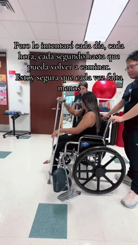 Nadie te explicó que un día ibas a sentir que el mundo se te caía encima sin pedir permiso.  Que despertar dolería más que dormir, y que respirar se iba a sentir como un acto de rebeldía. Te lanzaron a la tormenta sin paraguas, sin mapa, sin abrigo.  Y tú, sin saberlo, aprendiste a no ahogarte con la lluvia que cae por dentro.  A tragar lágrimas como si fueran parte del desayuno. Porque incluso deshecha, no te abandonas.  Has hecho castillos con los escombros del día anterior... sigue sigue, lo estas haciendo muy bien. No es facil pero ahí la llevas #resiliencia #muletas #fractura 