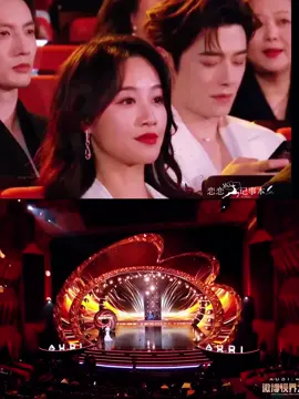 【บันทึกในบันทึก】 2025.11.3 ☁️🦌 ปักกิ่ง · งาน Weibo Vision Conference · เกร็ดน่ารักๆ ตอนที่ “ลู่” ขึ้นเวที — “หลิวเหยี่ยน” เพื่อนเก่าที่ทั้งรักทั้งแข่งของถังลี่ฉือ เริ่มพิมพ์แป้นรัว ๆ แล้วก็ถ่ายรูปเธอไม่หยุด พอถ่ายเสร็จก็กลับไปพิมพ์อีกอย่างเร็ว ถามว่า… เขากำลังทำอะไรอยู่กันแน่นะ？🤔 “อาจารย์หลัว~ ภรรยาคุณ ฉันถ่ายไว้ให้แล้วนะ” “เฮ้อ~ พวกคุณนี่ ทำไมต้องขึ้นเวทีสลับกันแบบนี้ล่ะ เกือบพลาดเห็นเธอเลย ดีว่ามีฉันอยู่~” “คืนนี้พวกคุณสองคนดูเข้ากันดีจัง คนหนึ่งสวย อีกคนหล่อ~💞” #云鹿 #ไป๋ลู่❤️หลัวหยุนซี🇨🇳🇨🇳 #หลัวหยุนซี💗ไป๋ลู่  【Notebook of Notes】 2025.11.3 ☁️🦌 Beijing · Weibo Vision Conference · Cute Details When Lu went on stage, “Liu Yan” — Tang Lici’s old frenemy — started typing furiously, snapping nonstop photos of her, then went right back to typing at lightning speed. Question is... what was she doing? 🤔 “Mr. Luo~ your wife’s on stage, I got the shots for you!” “Ahh, you two really went one after another— almost missed her part! Luckily, I’m here~” “You two look perfect tonight — one stunning, one handsome 💞” #YunLu #ไป๋ลู่❤️หลัวหยุนซี🇨🇳🇨🇳 