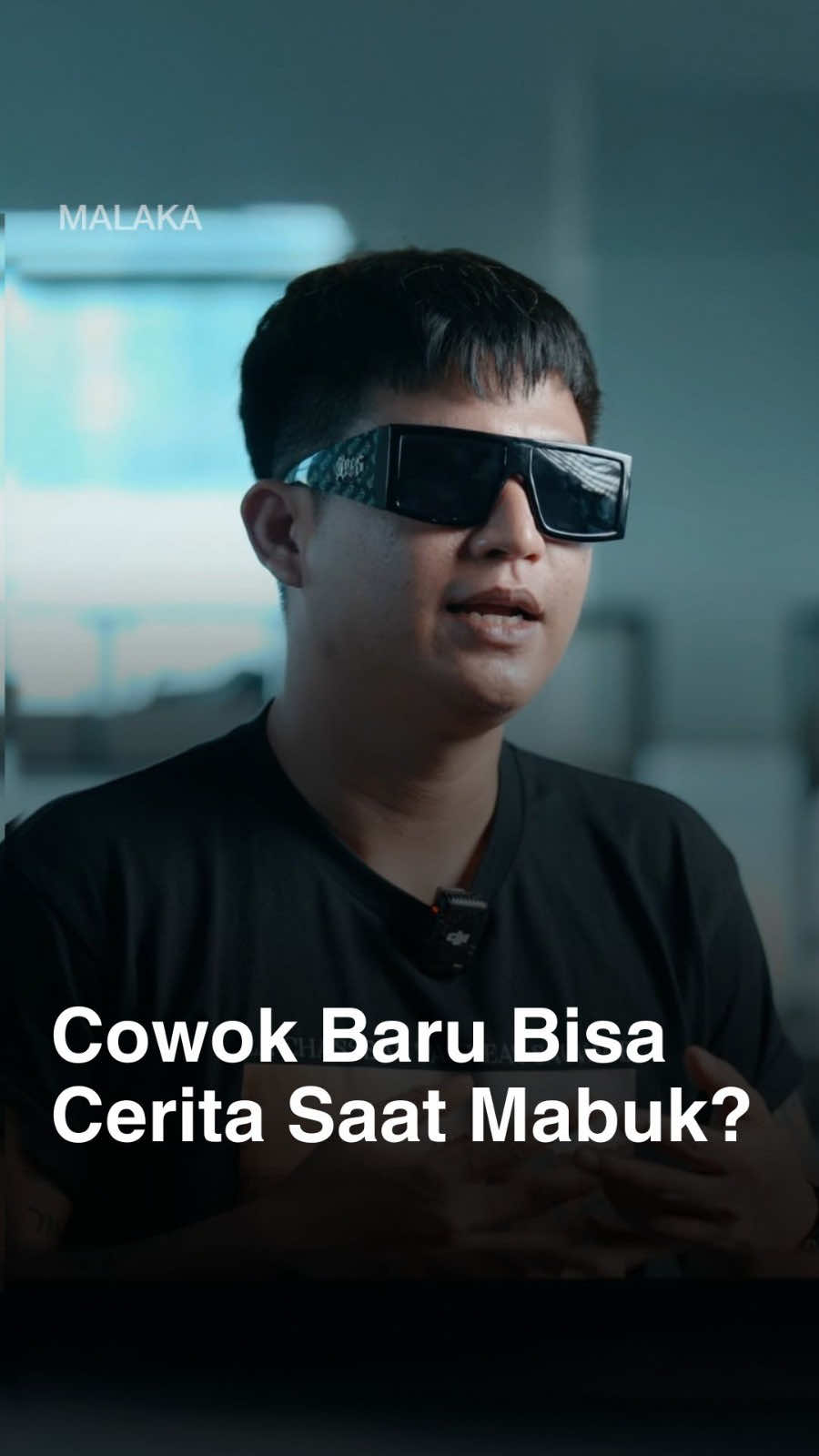 Dea Anugrah membahas fenomena sederhana tapi menyakitkan: banyak laki-laki baru bisa jujur soal perasaan ketika mabuk—dan bahkan itu pun sering dibungkus dengan candaan. Ia juga mengingatkan bahwa bercerita bukan kelemahan, tapi keberanian. Karena kalau terus dipendam, rasa sakit bisa berubah jadi luka yang menular ke diri sendiri dan orang lain. Pembahasan lengkapnya ada di kanal YouTube Malaka. #Malaka #DeaAnugrah