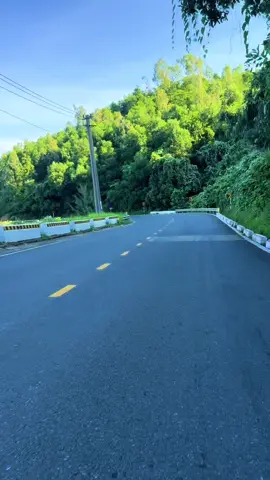 Ta đã đi qua biết bao vùng đất, chạm vào biết bao ánh sáng khác nhau. Nhưng đội khi, chỉ cần một con ngõ nhỏ, một tia nắng lạc trên vai... Lại khiến ta nhớ quay quắt những năm tháng không thể quay về..!!#CapCut #thichlangthang42 #xuhuong #xuyenviet #nhachaymoingay 