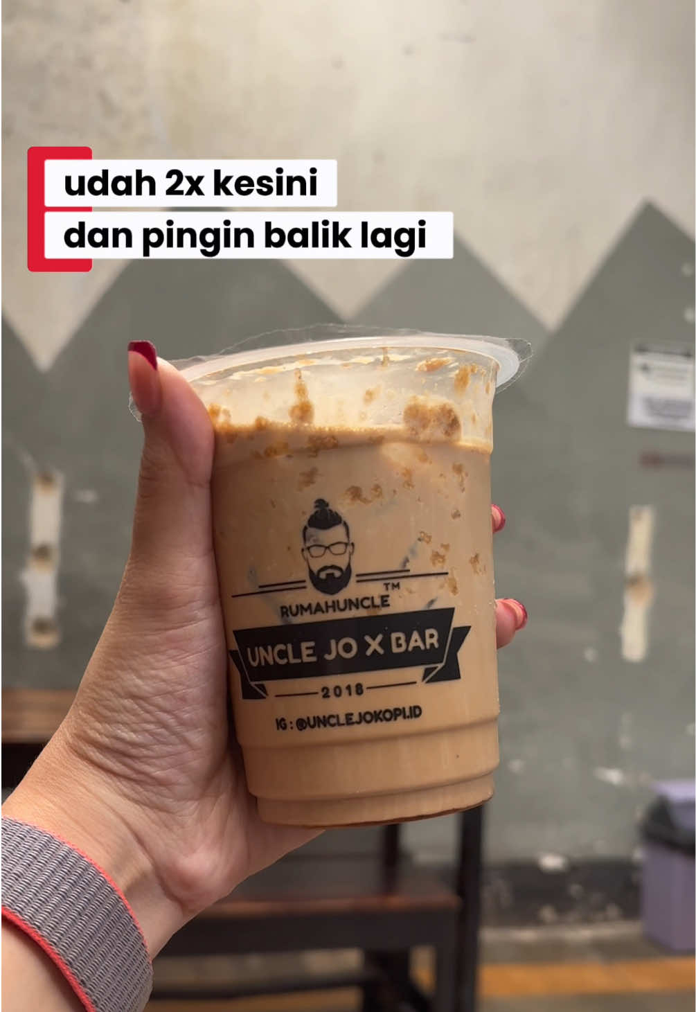 Udah dua kali ke sini dan tetep seseru itu 😍☕ @unclejokopi Uncle Jo X Bar Surken ini beneran hidden gem di Surya Kencana, Bogor. Vibes-nya kayak rumah tua industrial — adem, estetik, dan nyaman buat quality time bareng keluarga 💕 Nah, kalau lagi ke Bogor dan butuh tempat nginep yang deket sini, bisa banget stay di @RedDoorz Indonesia RedDoorz @ Terus Manis Suryakencana. Booking langsung di aplikasi RedDoorz buat jaminan harga terbaik, jangan lupa masukin kode voucher YUKNGINEP biar makin hemat 💸 RedDoorz – Buka Semua Pintu 🚪#RedDoorz #RedTraveller #bukasemuapintu #placetogo #cafebogor 