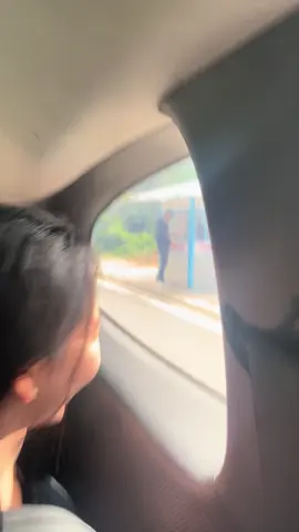 Mnguoi tưởng tài xế dỡn. Tài xế tưởng mnguoi dỡn. Rồi chiếc xe tuột dóc luôn :)))