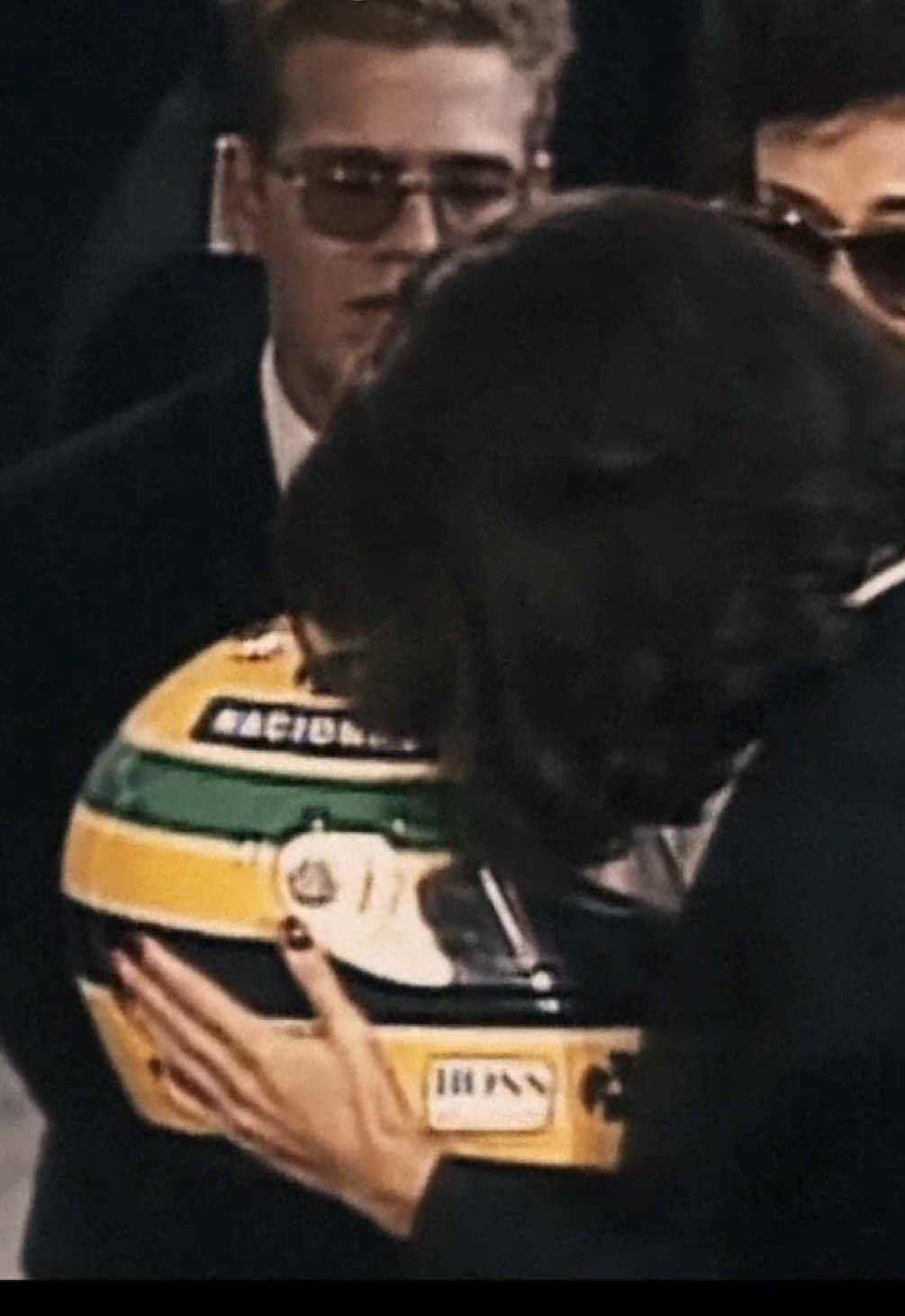 Não apenas o Brasil parou, mas televisões abertas em vários países interromperam a programação, jornais do mundo inteiro deram manchete, líderes internacionais comentaram, pilotos choraram publicamente, Fórmula 1 e eventos esportivos fizeram grandes homenagens.  Era como se o planeta inteiro tivesse sentido a mesma freada brusca no peito. O velório de Ayrton Senna não foi apenas uma despedida… foi o mundo admitindo que perdeu alguém que lembrava a todos nós do impossível como rota, não como limite.  🧠: Quando você lê ou escuta o nome “Ayrton Senna”, qual é a primeira coisa que vem à sua mente? #ayrtonsenna #senna 