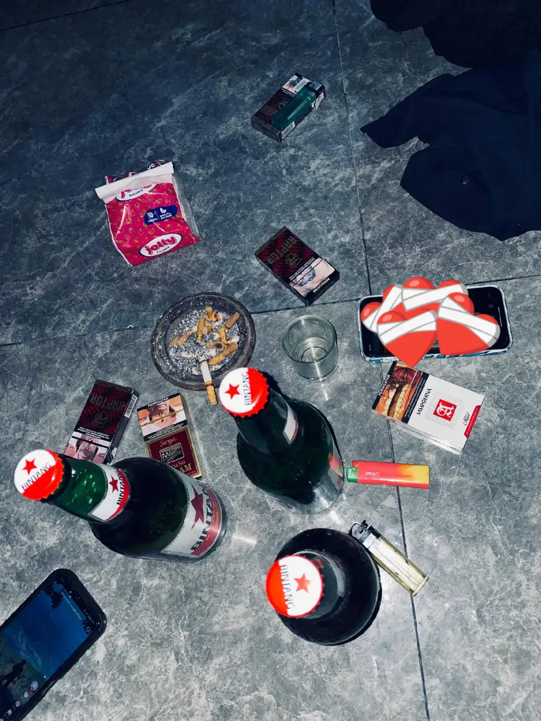 cara membuat mie ayam Jakarta Bahan-bahan: 500 gr mie telur 300 gr daging ayam 8 ml minyak ayam 50 ml kecap asin 3 sdm kecap manis 2 sdm kecap inggris 2 batang daun bawang, iris halus 1 sdt penyedap rasa 1 sdm garam 1 liter kaldu ayam 4 siung bawang putih 3 siung bawang merah 1 ruas jari jahe 1 sdt ketumbar 2 butir kemiri Bawang goreng secukupnya Selada Siomay Bakso ayam Cara membuat: Siapkan blender lalu haluskan bawang putih, bawang merah, jahe, dan ketumbar Masukkan bumbu yang sudah halus ke dalam kaldu ayam lalu rebus sampai matang Tambahkan garam dan penyedap secukupnya Siapkan ayam kemudian potong dadu lalu rebus sampai matang Siapkan mie telur kemudian rebus hingga matang Siapkan mangkuk saji kemudian tambahkan 1 sdm minyak ayam dan 1 sdt merica Masukkan mie yang sudah matang ke dalam mangkuk saji lalu aduk rata sampai mie tercampur sempurna dengan minyak ayam Tambahkan topping di atasnya seperti ayam, selada, siomay, dan bakso ayam Jangan lupa taburi bawang goreng dan daun bawang di atasnya Mie ayam Jakarta siap disajikan #fyp #foryoupage #foryou 