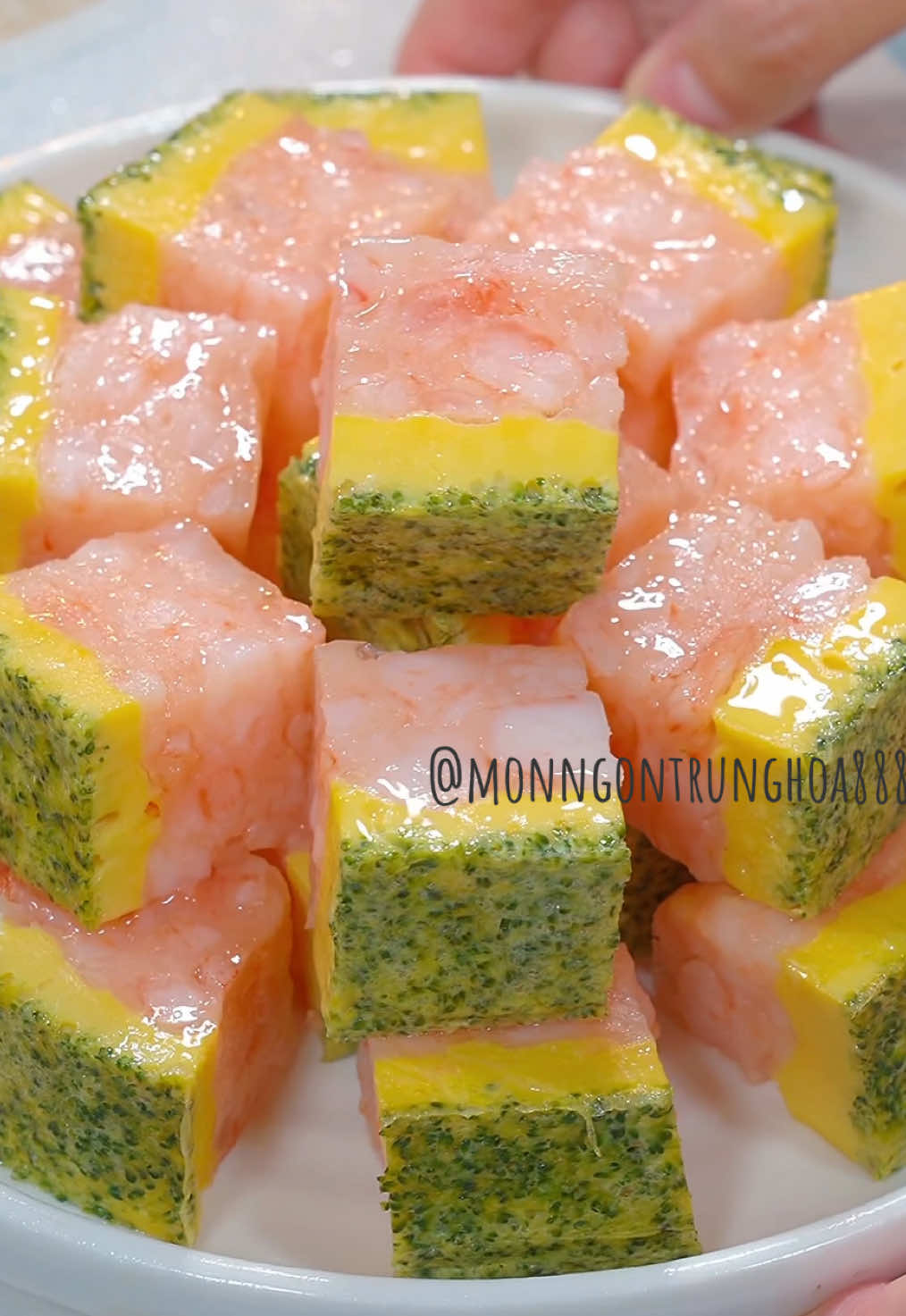 Các bạn ơi hãy xem này, đây là cách ăn mới của món bông cải xanh với tôm đang gây bão trên mạng gần đây. Khi thưởng thức, bạn sẽ cảm nhận được hương thơm thanh mát của rau củ kết hợp với độ dai giòn đặc trưng của tôm xay, vừa bổ dưỡng lại vô cùng hấp dẫn. Mỗi lần làm món này, ngay cả những đứa trẻ kén ăn nhất cũng tranh nhau đòi ăn.#ngon #nauan #monngonmoingay #ănvặt #ănngon 