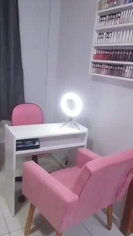 Manicure, fala comigo! 😍 Olha esse cantinho dos sonhos — mesa, carrinho e prateleira pra esmaltes 💅✨ 