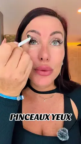 Sublime ton regard avec le set de 6 pinceaux @For-me.fr , l'indispensable pour des maquillages précis, harmonieux et professionnels Chaque pinceau a été pensé pour un résultat ultra-détaillé : • Estomper, structurer, définir et intensifier ton regard sans effort ** • Poils doux et denses, pour une application fluide et homogène • Design minimaliste et ergonomique, qui allie élégance et praticité • Convient aussi bien aux débutantes qu'aux make-up artistes Que ce soit pour un look naturel de jour ou un smoky intense, ces 6 pinceaux deviendront vite ton allié beauté préféré. #makeup #pinceaux #beautyroutine #formefr #tiktokshop     