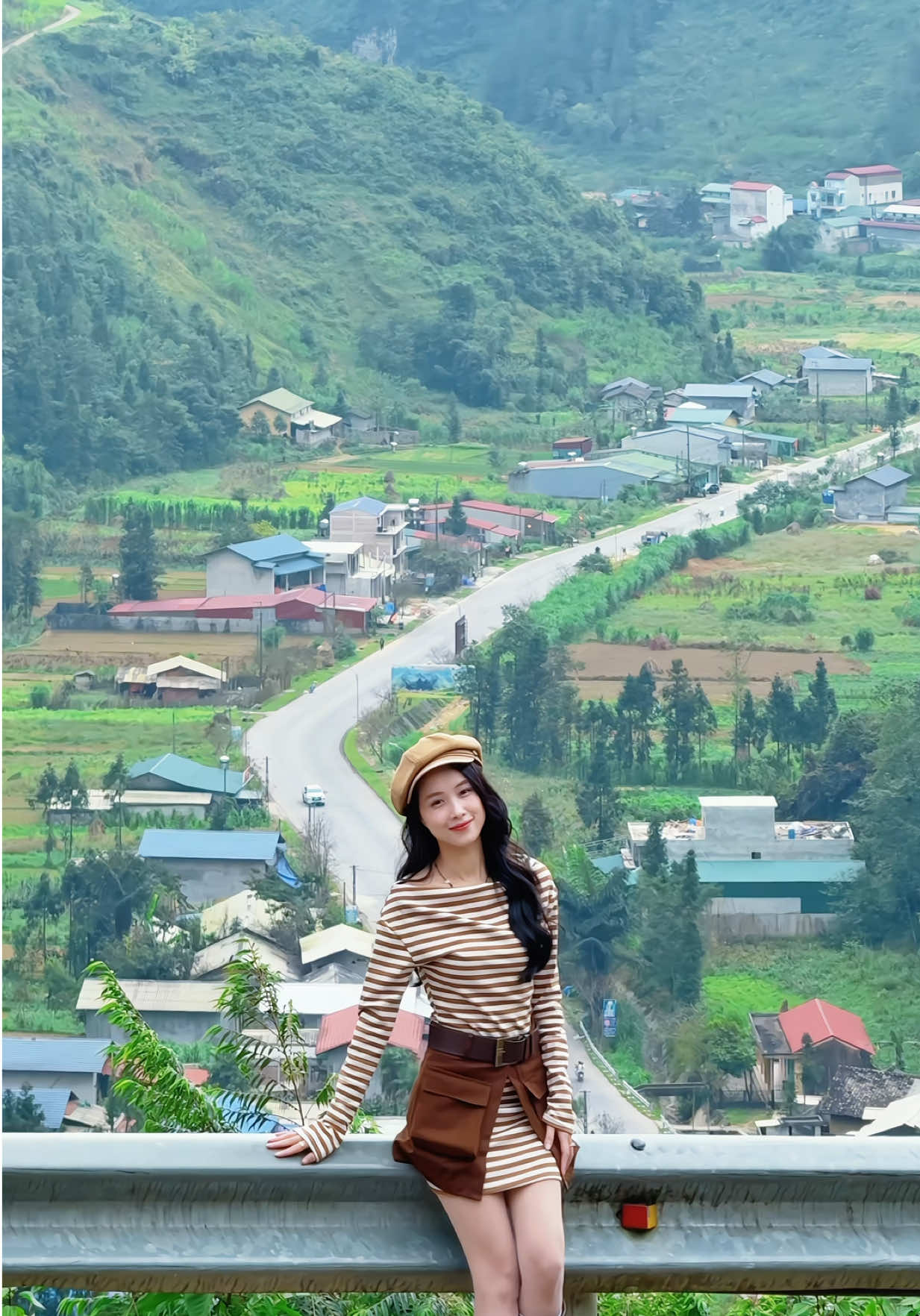 📍Một góc nhìn ôm trọn Phố Cáo  🇻🇳 Được mệnh danh là “Thuỵ Sĩ” thu nhỏ của Việt Nam - Nơi núi rừng ôm lấy những mái nhà, những con đường uốn lượn đầy mê hoặc. Ai đến rồi cũng chỉ muốn đứng lại lâu hơn… #Hàgiang #phocao #tuyenquang #dulichvietnam #xuhuong 