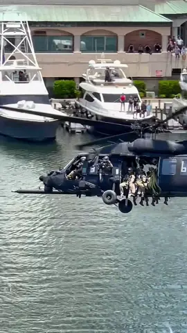 Blackhawk Goin Crazyyy 👻 #blackhawk #helicopter #aviation #usmilitary #america 