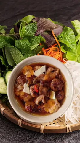 Bạn không cần phải book vé bay ra Hà Nội mà chỉ cần chuẩn bị chiếc bụng rỗng để chén ngay tô Bún chả giữa lòng Sài Gòn Thịt nướng than hoa thơm lừng, ăn kèm với bún và chén nước chấm chua ngọt 