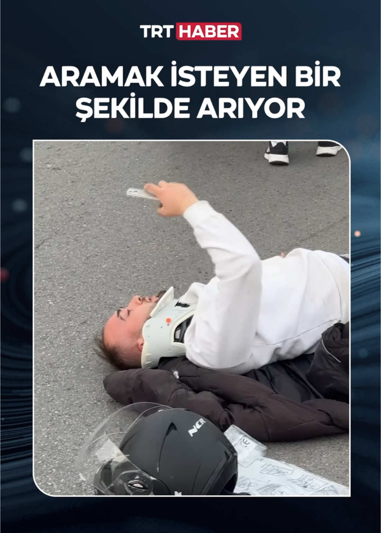 Samsun'da seyir halindeyken dengesini kaybedip düşen motosiklet sürücüsü, ambulansa kaldırılana kadar telefonla konuştu.