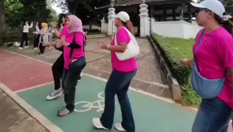 Pink Squadd..... Emak2 begini aja udah Bahagia bgt... 😋😋😂
