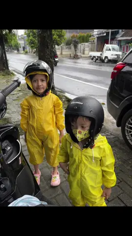 Musim hujan tetep ready to go with mantel ucul🤏🏻😍 #mantel #jashujananak #fyp 