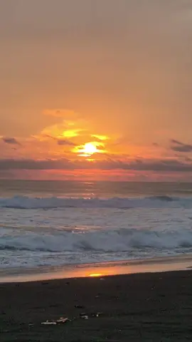 raoleh iwak yo oleh sunset 🌅 #sunset #pantaiselatan #senja #pantaijogja #fyp 
