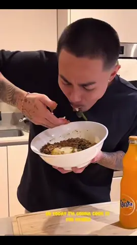 Uncle Femi, oni jekuje. #FoodTok #viralvideos #contentcreator #cooking #influencer  