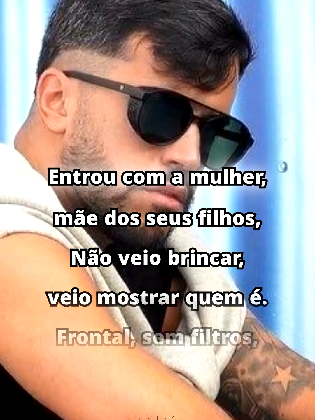 Titulo: Pedro Jorge Vai Vencer Letra e Produção de: Manassés Letra Completa: Entrou com a mulher, mãe dos seus filhos, Não veio brincar, veio mostrar quem é. Frontal, sem filtros, sem medo de ser mal visto. E se não gostas… olha pró espelho primeiro. Na casa entrou com verdade no peito, Com a mulher ao lado, sem nenhum receio. Não fez muitos amigos, mas fez história, Porque não se vende, não troca memória. Chamam-lhe bruto, dizem que grita, Mas é só matilha que ladra e incita. Jogam sujo, querem vê-lo cair, Mas ele joga limpo, sem fugir. Falam dele, apontam o dedo, Mas esquecem-se dos próprios defeitos. Dualidade de critérios, sempre a julgar, Só é grave quando é o Pedro a falar! O Pedro vai vencer! Vai calar quem não quer ver! Tem defeitos? Tem, mas assume! E quem não sente… não é filho de boa gente! O Pedro vai vencer! Com amor vai renascer! Mais jogador, mais homem, mais coração, Enquanto os outros vivem na ilusão! Ciúme? Sim, mas é porque ama, Não é jogo, é chama que inflama. Não se esconde, não se faz de santo, Enquanto os outros vivem de encanto. Pede desculpa, sabe errar, Mas não se faz de vítima pra brilhar. Os outros acham que têm razão, Mas estão cegos pela própria ambição. Julgam o Pedro, mas não se olham, Vivem de máscaras que não descolam. Ele é real, carne e osso, E vai mostrar que tem mais que só discurso! O Pedro vai vencer! Vai calar quem não quer ver! Tem defeitos? Tem, mas assume! E quem não sente… não é filho de boa gente! O Pedro vai vencer! Com amor vai renascer! Mais jogador, mais homem, mais coração, Enquanto os outros vivem na ilusão! O Pedro vai aprender, vai crescer, Vai mostrar que o amor é o seu poder. E no fim, quando tudo parecer perdido… Ele vai lá estar. De pé. A festejar. #sstvi #tvi #pedrojorge #musica #musicaportuguesa