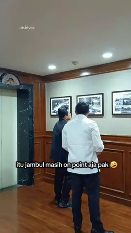 tangan ga boleh kosong bgt ya pak 🤣 . . . #teddyindrawijaya #letkolteddy #erickthohir #masukberanda #fyp 