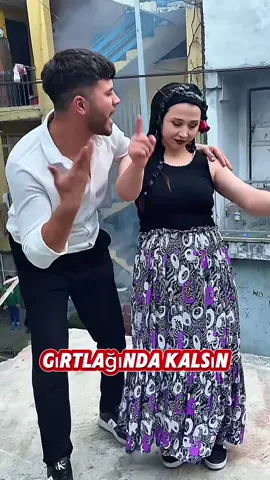 GIRTLAĞINDA KALSIN 🤣 #nerdeyedinparalarısöyle #romanhavası #parodi #ferolarr 