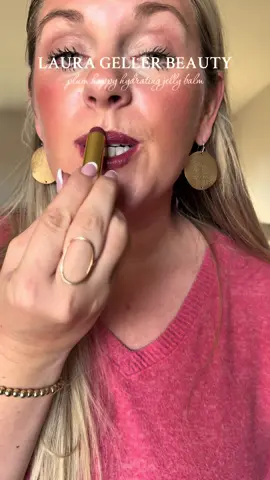 Meet the lip balm–lipstick hybrid your makeup bag needed 💋 The Laura Geller Jelly Balm gives you glossy color + serious hydration thanks to Vitamin E. Lightweight, cushiony, and perfectly shiny—your new go-to for everyday glam. 💄✨ #laurageller #lipbalm #lipsticklover #makeupmusthaves #hydratinglipstick 
