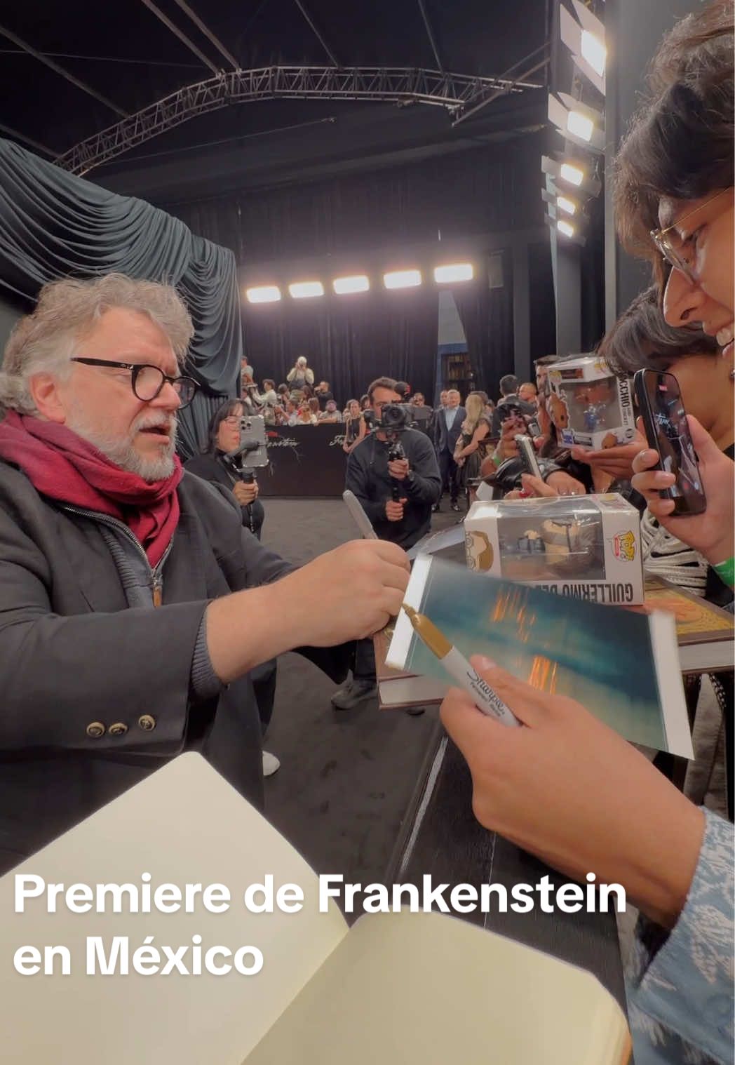 Premiere de @netflixlat para la nueva película de @gdtreal definitivamente uno de los mejores días de mi existencia. Conseguí un par de autógrafos de una de las personas que mas admiro y me inspiran a hacer lo que hago, le pude entregar un pedacito de mi con un par de fotos que guardó en su saco pero yo digo que fue en su corazón, conecte con un actor que no esperaba conversar y culminamos con una proyección de su nueva película la cual es la segunda vez que la veo, me sigue moviendo emocionalmente todo y una sesión de Q&A en donde en 20 minutos me recuerdo el porqué aferrarse a lo que uno quiere a los sueños es vital para alcanzarlos.  Después de todo este rollo, gracias vida y gracias especiales a mi copiloto de vida que lo hizo posible @alee.di.az  #frankensteinenmx  #frankenstein #guillermodeltoro #netflixmexico  #jacobelordi 
