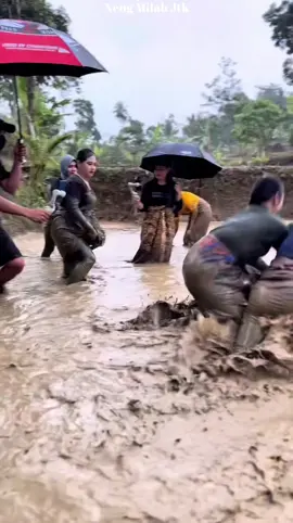 #gadisdesa #fyppp  pesona gadis desa mencari ikan di lumpur sawah 