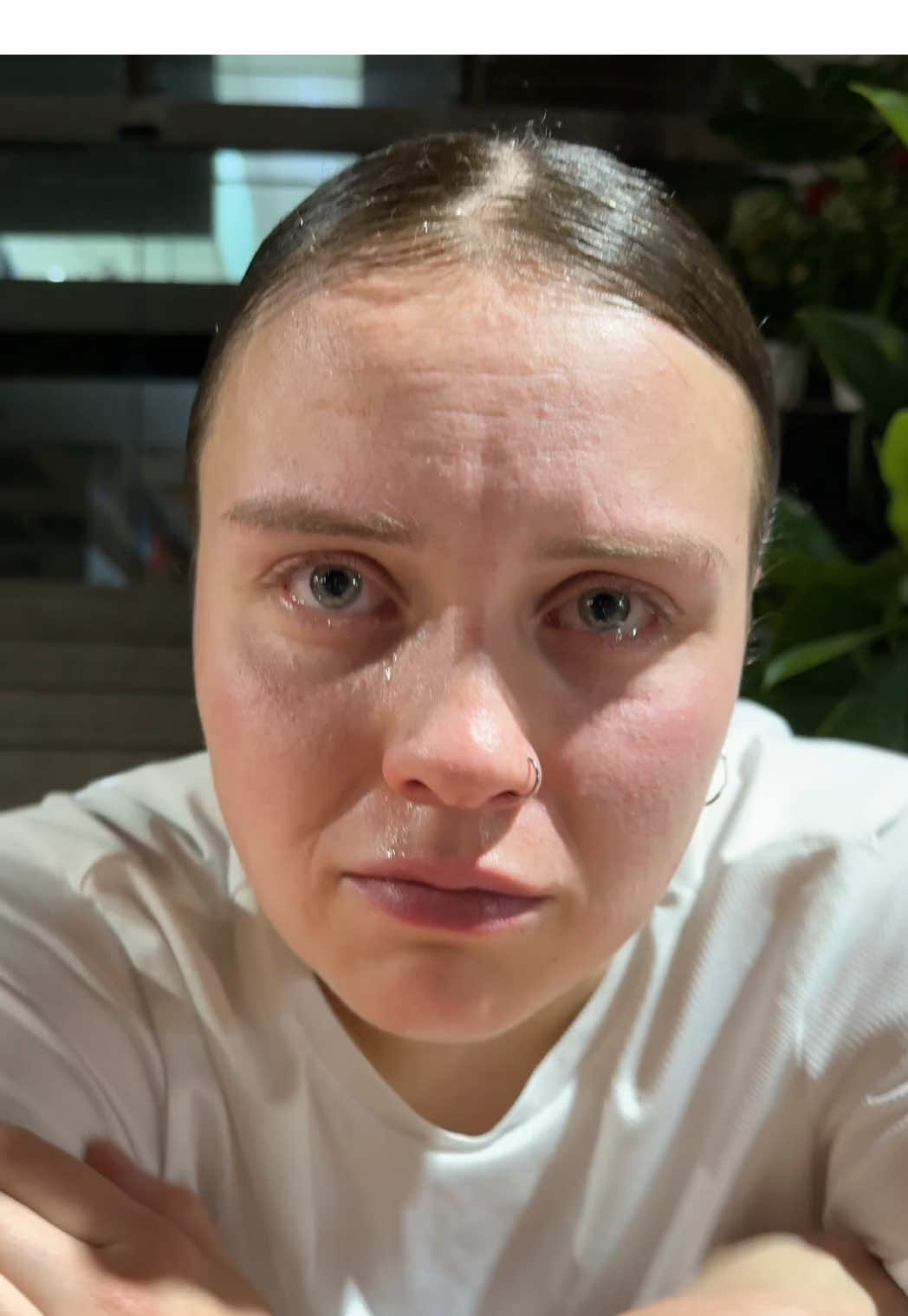 Jedni powiedzą, że przesadzam, drudzy, że są miejsca, w których dzieje się gorzej, a ja po prostu jestem wrażliwa na dzieci, do takiego stopnia, że pękam kiedy dzieje się im krzywda - a jeszcze bardziej kiedy nie mogę nic z tym zrobić. Widzę tu na ulicy dużą biedę, bezdomność i totalne ubóstwo. Niestety ten widok położył mnie na kolana. Nigdy nie zrozumiem braku empatii ludzi dookoła kiedy dzieją się tak absurdalne rzeczy. Muzyka tak głośna, że aż mnie bolały uszy, a co dopiero noworodka, któremu może paść słuch w jednym momencie. Rozpacz na widok tej ulicy zostanie ze mną do końca życia. 