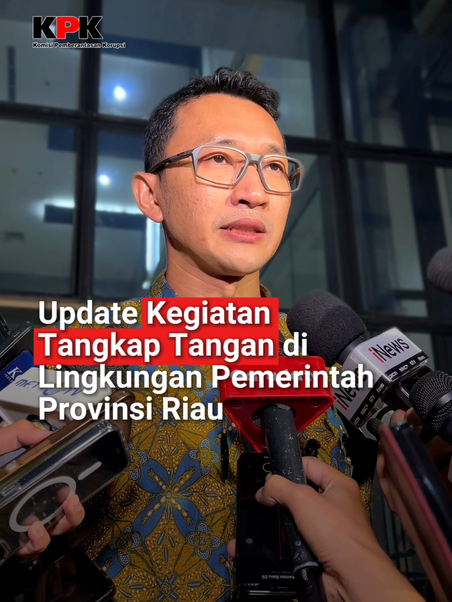 Jakarta, 4 November 2025 - KPK melakukan kegiatan tangkap tangan atas dugaan korupsi di lingkungan Pemerintah Provinsi Riau. Dalam kegiatan tangkap tangan ini, KPK mengamankan sejumlah pihak dan barang bukti berupa uang tunai, dalam bentuk pecahan rupiah, dolar amerika, dan pound sterling.  Pihak-pihak yang diamankan oleh KPK, saat ini masih menjalani pemeriksaan secara intensif di Gedung KPK Merah Putih. KPK akan segera mengumumkan pihak-pihak yang ditetapkan sebagai tersangka dalam perkara ini. #PenindakanKPK