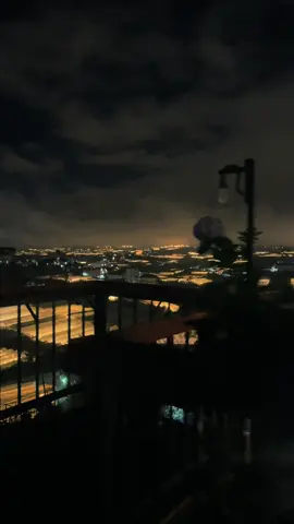 Gửi em, cô gái tuổi đôi mươi... Em! Có thấy mệt không, khi sau một ngày làm việc mệt mỏi không lời hỏi han, không người đưa đón. Em! Có cô đơn không khi nhiêu lần lủi thủi về căn phòng quen thuộc của mình, ăn vội bát mì hay hộp cơm ngoài quán, rồi nằm dài trên giường cùng chiếc điện thoại hiện lên những dòng new feed yêu đương, những bài hát thất tình...lòng lại muốn có ai đó ở bên, người có thể nói cùng em những gì đã xảy ra trong một ngày, người hỏi em 