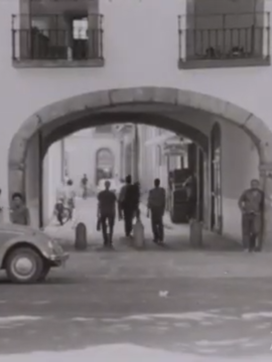 Cenas do centro do Rio de Janeiro – sem som Vídeo mostra a região da Praça XV, no centro do Rio de Janeiro, provavelmente na década de 1970. Vê-se o trânsito e a circulação de pedestres, imagens do Arco do Teles, do Palácio Tiradentes, do Restaurante Albamar etc. Arquivo Nacional. Fundação Centro Brasileiro de TV Educativa. BR_RJANRIO_FS_0_FIL_0359  @ArquivoNacionalBrasil  #riodejaneiro #arcodoteles #pracaxv