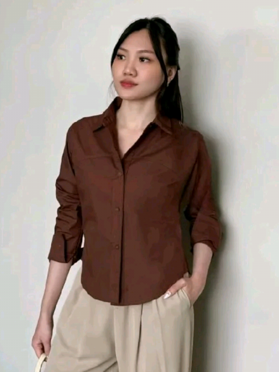 Kemeja Wanita Basic Slim Effect Lengan Panjang BahanCotton Poplin. Kemeja wanita ini hadir dengan desain slim effect yang cocok untuk berbagai kesempatan. Tampil elegan dan nyaman sepanjang hari. #atasanwanita  #oufitwanita #idefashionwanita  #ootdfashion  #kemejawanita 