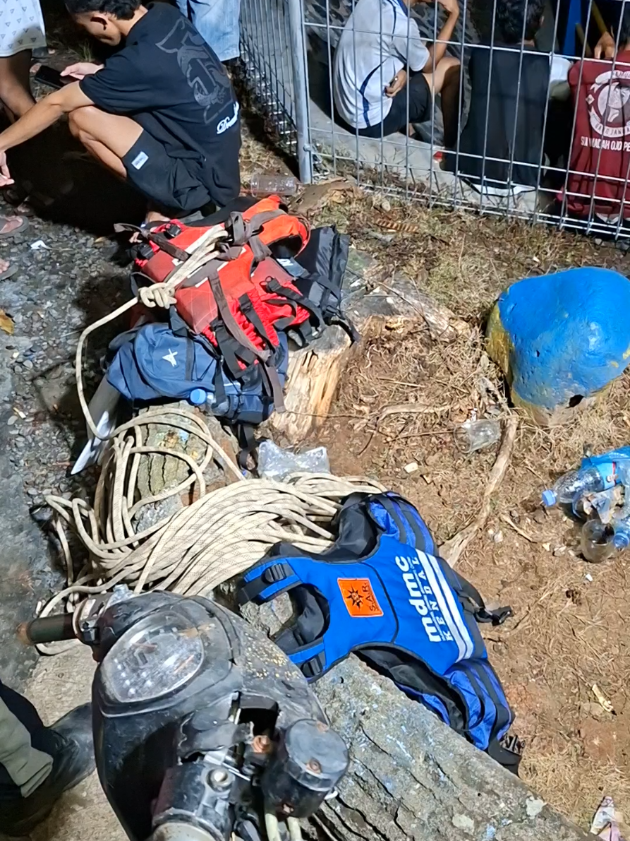 Proses pencarian korban Mahasiswa UIN Walisongo Semarang di alur Sungai Bodri dari titik Bendung Juwero Kendal Jawa Tengah. Korban sejumlah 6 orang, 3 sudah diketemukan MD dan survivor 3 orang belum diketemukan. 04112025:UTC 15.30 #rescue #orari #core #sar #radio 