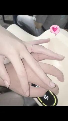 Tình yêu khi xăm tên nhau không chỉ là một hành động bốc đồng, mà là một lời hứa lặng lẽ được khắc lên da thịt. Xăm tên nhau nghĩa là tin tưởng, là đặt đối phương ở một vị trí đặc biệt đến mức muốn mang theo họ bên mình mỗi ngày. Có thể không ai biết tương lai thế nào, nhưng hiện tại chúng mình dám yêu, dám tin và dám ghi dấu khoảnh khắc đẹp nhất của tuổi trẻ. Hình xăm nhỏ trên ngón tay có thể không quá nổi bật, nhưng nó đủ để mỗi lần nhìn xuống, tim mình lại nhớ rằng mình không đi một mình. Nó giống như một chiếc nhẫn vô hình — không cần kim cương, chỉ cần chân thành. Tình yêu này không cần chứng minh với ai, chỉ cần chúng ta hiểu và trân trọng nhau là đủ.