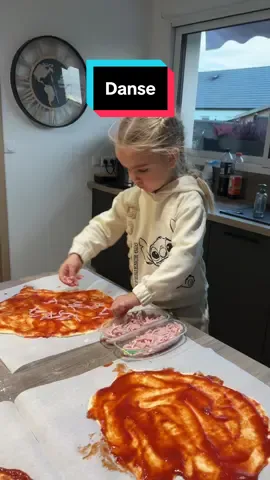 Pizza party ce soir !! Préparation du chef Meliana !! #enfant #danse #dancer #cook #pourtoi 