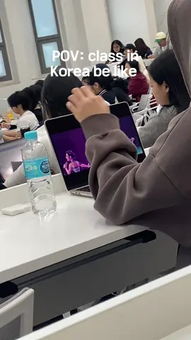 The way I was getting distracted the entire class 😭