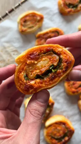 Feuilletés au chorizo Les ingrédients : - une pâte feuilletée, - de la roquette, - de l’emmental. Pour la tartinade : - 1/2 chorizo, - 2 cuillères à soupe de fromage à tartiner type @stmoret_fr  - 1 cuillère à soupe de skyr. Tu mixes le chorizo, le Skyr et le fromage frais jusqu’à obtenir une pâte assez homogène. Tu étales ensuite la tartinade sur une pâte feuilletée, tu ajoutes du gruyère et de la roquette. Tu roules le boudin et du coupés en morceaux. Enfourne-les 15 minutes à 180 degrés et c’est prêt. Bon app 😃 #recetterapide #recettefacilerapide #chorizo #paulinette 