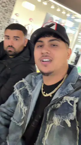 Cu cine seamănă ? 😂@Razvan Iustin Dumitrache 