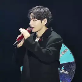 #প্রিয়_পূর্ণতা🍂 S2 Part-23 Yn2র ঠোঁট দুটো বিরত করে কেঁপে উঠলো। সে সাথে গড়িয়ে পড়লো চোখে জমা জল টুকু। কিন্তু কোনো শব্দ বের হল না তার গলদেশ থেকে। tae নিজেও Yn2র উত্তরের আশায় নেই। সে পুনরায় দৃষ্টি ফেলল নির্জন রাস্তায়। তার বিশ্বাস একদিন Yn2 নিজ থেকেই তার সব প্রশ্নের উত্তর দিবে। সে না হয় সেদিনের অপেক্ষায় রইল। পিনপতন নীরবতায় কেটে যায় বেশ কিছু সময়। গাড়ি এসে থামে taeর বাড়ির সামনে। এর মধ্যে Yn2 আর tae কেউ কারোর সাথে কথা বলেনি। tae প্রথমে নিজে গাড়ি থেকে বের হয়ে Yn2র সামনে দরজা খুলে দাঁড়ায়। কাচুমাচু ভঙ্গিতে Yn2 নিজেও নেমে দাঁড়ায়। আড়চোখে তাকায় taeর দিকে। tae মুখ ফিরিয়ে রেখেছে অন্যদিকে, যেন দেখেও অদেখা করতে চাইছে Yn2র কে। এবেলায় Yn2র চোখ থেকে অবহেলায় অশ্রুটুকু গড়িয়ে পড়লো। সে আর দেরি করলো না মুহুর্তেই দৌড়ে ছুটে গেল বাড়ির দিকে.... লিভিং রুমে তখন সবাই ছিল। শাহিনুর বেগম একের পর এক জেরা করেছেন Yn কে। মূলত Ynর এভাবে বাড়ি ছেড়ে চলে যাওয়া টা তিনি মেনে নিতে পারেন নি। যার জন্য Yn কে কথা শুনাতে ও পিছুপা হচ্ছে না।  Yn2 কে এভাবে দৌড়ে চলে যেতে দেখে সকলেই হতবাক। অবাকের শীর্ষ পর্যায়ে। পিছু পিছু tae নিজেও বাড়িতে ঢুকে। তাকে দেখে শাহিনুর বেগম প্রশ্ন ছুড়েন,  ' আবার কি হয়ছে tae? Yn2 এভাবে কান্না করছে কেন? Yn2র কান্না করা নিয়ে তার কোনো মাথা ব্যাথা নেই। যদি tae ফিরিয়ে না আনতো তাহলে বোধহয় আরও বেশি খুশি হতেন। tae মায়ের দিকে তাকাল না। কোন মতে বলল,  tae: কিছু হয়নি মা। Yn নিজেও অবাক চোখে তাকিয়ে রইলো taeর চলে যাওয়ার দিকে। সুফিয়া বেগম পাশ থেকে বিরক্ত সহিত ফোঁড়ন কাটে, ' ওই মাইয়ার কামই তো সারাদিন প্যাচপ্যাচ কইরা কান্দা। সারা রাইত ঘুমাইতে পারি না এই মাইয়ার জ্বালা। যখনই উঠি তহনই দেখি বইয়া বইয়া হুদাই কান্দে... সুফিয়া বেগমের কন্ঠে বিরক্তির আভাস। এতে শাহিনুর বেগমের কপালে চিন্তার ভাজ পড়ে। তিনি অজানা ভাবনায় বিভোর। Yn নিজেও চিন্তিত Yn2র এভাবে চলে যাওয়া নিয়ে। --- বারান্দায় বসে একের পর এক সিগারেট টেনে যাচ্ছে tae। দুপুরে আসার পর থেকে সে অস্থির হয়ে আছে। সেই অস্থিরতা কমানোর একমাত্র উপায় যেন এই সিগারেট। যার দ্বারা সে নিজের বক্ষস্থল পুড়িয়ে যাচ্ছে। এর আগে কখনও Yn2র সাথে tae খারাপ ব্যবহার করেনি। তায়ানকে একবার আঘাত করার পর রাগের মাথায় হাত তুলেছিল তারপর দীর্ঘ ৬ টা মাস সেই গ্লানি নিয়েই কাটিয়ে দিয়েছে। আজও Yn2 কে আঘাত করেছে। তার সন্দেহজনক দৃষ্টিই যে Yn2 কে খুন করার জন্য যথেষ্ট। সে সম্পর্কে ও সে অবগত। তারপর কেন সে নিজের কৌতুহল দমাতে পারেনি। কেন আঘাত করেছে Yn2 কে। শুধুই কি জিমিনের সাথে হাসিখুশি দেখা এটাই প্রধান কারণ।  এসব ভাবনা মস্তিষ্কে আসতেই tae হাস ফাঁস করে উঠে। কাল যখন Yn2র রিপোর্ট দেখেছিল তখন থেকেই সে উন্মাদের মতো ছটফট করছে।   দ্বিধাদ্বন্দ্ব, হতাশায় tae তৎক্ষনাৎ ফোন করে Yn2র ডক্টর মিসেস আহমেদ কে। তিনি জানায় Yn2র মানসিক অবস্থা অনেকটাই স্ট্রবল। এতদিনে তো Yn2র ঠিক হয়ে যাওয়ার কথা। tae নিজেও কতক্ষণ হতবাক ছিল। মিসেস আহমেদ পুনরায় সন্দিহান গলায় বলে, হয়তো পরিবেশর সাথে মানিয়ে নিতে পারছে না জন্য বোধহয় এখনো এরকম আচরণ করছে। উনি আরও কিছু সাজেশন দেয় Yn2 কে নিয়ে বাইরে কোথাও ঘুরে আসার জন্য। হয়তো একান্ত কিছু সময় কাটালে Yn2 নতুন করে বাস্তবতা মেনে নিতে শিখবে।  tae আর ভাবতে পারছে না। হতাশায় সে দু'হাতে চুল খামচে ধরে। পরপর অশান্ত ভঙ্গিতে ছুটে যায় বাইরের দিকে।  ' আপনার খাবার নিয়ে এসেছি। খাবার টা অত্যন্ত....  Ynর কথা শেষ হয় না। তার পূর্বেই tae ঘর থেকে বেরিয়ে যায়। Yn অসম্পূর্ণ বাক্য নিয়েই taeর চলে যাওয়ার দিকে তাকিয়ে থাকে।  ' Yn2 দরজা হলো। তোমার সাথে আমার কিছু কথা আছে। পরপরও দরজায় শব্দ করে কোনো লাভ হয় না। এবার tae রেগে চেঁচিয়ে উঠে,  tae: তুমি দরজা খুলবে? দরজা ভেঙতে হবে আমায়? বেশ কিছু সময় নিয়ে Yn2 দরজা খুলে। tae অধৈর্য্য হয়ে তাকায় Yn2র দিকে তাকায়। মুহূর্তেই Yn2র কান্দনরত মুখ দেখে taeর সমস্ত রাগ উড়ে গেল। সে ব্যতিব্যস্ত হয়ে Yn2 কে জড়িয়ে ধরে আশংকাজনিত কন্ঠে বলে, tae: কি হয়েছে Yn2 এভাবে কান্না করার মানে কি? tae ব্যস্ত হয়ে Yn2 কে ছেড়ে Yn2র দিকে তাকায়। Yn2র চোখের পানি মুছে দিতে দিতে অসহায় কন্ঠে বলল, tae: রাগ হচ্ছে আমার উপর এই দেখো কানে ধরছি। আর কখনও তোমার সাথে জোর গলায় কথা বলব না। এই দেখো, দেখো কান ধরেছি আমি। আর কখনও হবে না এমন কিছু...  Yn2 সেসব কথা শোনার অবস্থায় নেয়। কান্না করতে করতে তার হেঁচকি উঠে গেছে। Yn2 শ্বাসকষ্ট দেখে tae আরও আতংক হয়ে পড়লো। দৌড়ে গিয়ে পানি এনে এগিয়ে দিল Yn2র দিকে। tae: পানি টা খেয়ে নাও। দেখি হাল করেছো নিজের। ওয়েট দুপুরের খাবার খেয়েছ তুমি... tae সন্দিহান গলায় প্রশ্ন গুলো করে নিজেই ছুটে যায় খাবার আনতে। দরজায় দাঁড়িয়ে থাকা Yn কেও আজ তার কাছে অদৃশ্য মনে হচ্ছে। সে তো এখনো নিজের প্রেয়সীর বিরহের যন্ত্রনায় জর্জরিত।  #fyp #foryou 