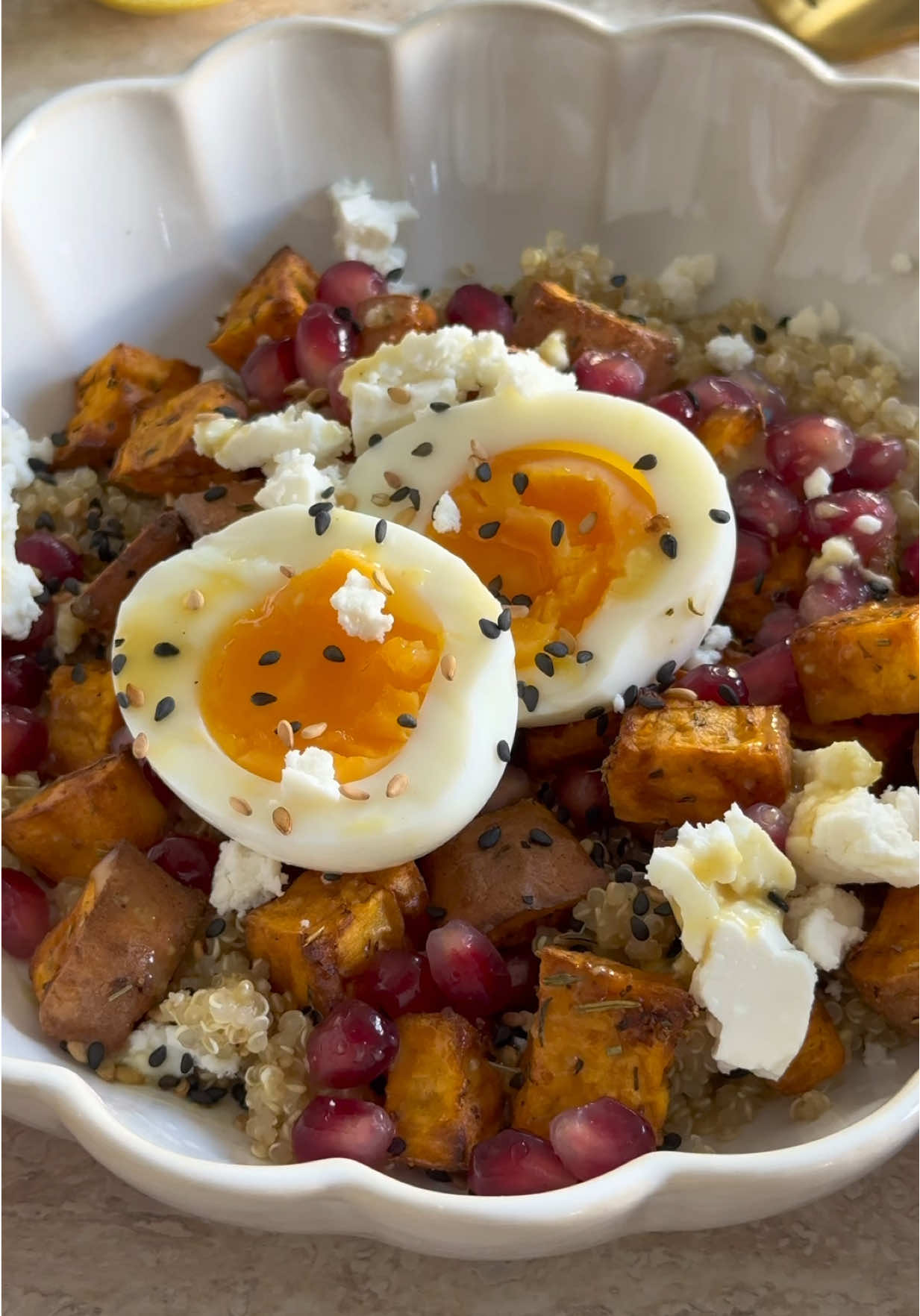 Salade automnale 🧡   🍠 LES INGRÉDIENTS :  Quinoa Patate douce, huile d’olive, ail en poudre, herbes de provence, sel  Oeufs  Fêta  Granade  Vinaigrette : miel, moutarde, jus de citron, sel  🥣 RECETTE :  Couper votre patate douce en morceaux, mélanger avec de l’huile d’olive et les épices. Cuire au air-fryer pendant 15min à 195degés (ou bien au four à 180 degrès pendant 20min).  Cuire votre quinoa en suivant les indications du paquet.  Cuire vos oeufs 7min dans de l’eau bouillante. En fin de cuisson, les plonger dans un bain d’eau glacée quelques minutes avant de les écaler.  Mélanger les ingrédients de la vinaigrette.  Dresser votre salade, commencer par le quinoa puis la patate douce, la grenade, la fêta, l’œuf, du sésame, finir avec votre vinaigrette.  _______________________ 🍪 -5% chez @koro_fr avec le code MARJOLAINE5 🍵 -10% chez @anatae_matcha avec le code MARJOLAINE #nourriture #food #ideerepas #recetteexpress #salade   