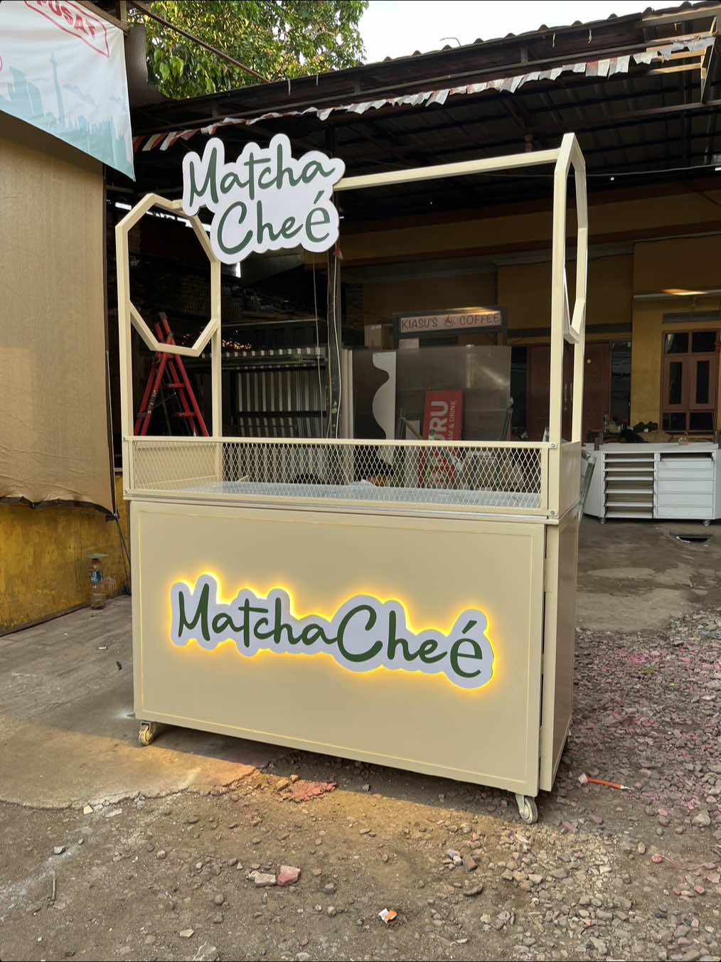 Simple, clean, tapi tetap elegan 💫 Booth Matcha Cheé ini tampil dengan warna soft yang manis banget — cocok buat brand minuman kekinian! Desain minimalis tapi tetap berkelas, semua dikerjakan rapi oleh tim WBI 👷‍♂️✨ Pengen punya booth dengan vibe yang sesuai brand kamu juga? Yuk konsultasiin desainnya ke WBI! ➡️ Custom ukuran & warna ➡️ Finishing rapi ➡️ Siap bikin usahamu tampil beda! #custombooth #boothtangerang #matchaice #umkmnaikkelas #boothportable 