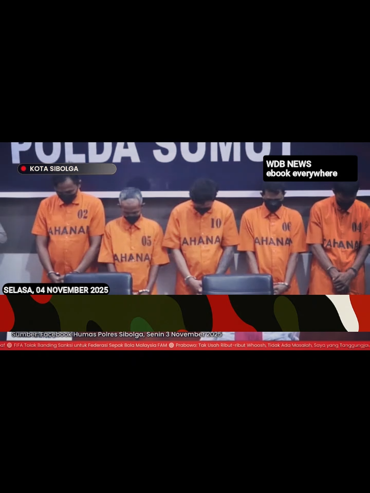 Seluruh pelaku pengeroyokan yang menyebabkan tewasnya Arjuna Tamaraya di Masjid Agung Sibolga akhirnya berhasil ditangkap polisi. Dalam waktu kurang dari tiga hari setelah kejadian, tim gabungan Polres Sibolga berhasil meringkus lima orang pelaku yang terlibat dalam aksi brutal tersebut. Kapolres Sibolga melalui Kasat Reskrim AKP Rustam Silaban menjelaskan, dua pelaku pertama berinisial ZPA dan HBK ditangkap tidak lama setelah peristiwa tragis itu terjadi. Tiga pelaku lain, yaitu SSJ, REC, dan CLI, berhasil diamankan di wilayah Sibolga dan sekitarnya. Penangkapan itu diumumkan dalam konferensi pers di Mapolres Sibolga pada Senin, 3 November. Empat pelaku utama, yakni ZPA, HBK, REC, dan CLI dijerat pasal 338 subsider pasal 170 ayat 3 KUHP tentang pembunuhan atau kekerasan bersama yang mengakibatkan kematian. Ancaman hukuman maksimal bagi mereka adalah 15 tahun penjara. Sementara satu pelaku lain, SSD, dijerat pasal 365 ayat 3 KUHP tentang pencurian dengan kekerasan yang menyebabkan korban meninggal dunia. Polisi juga mengamankan sejumlah barang bukti, mulai dari rekaman CCTV masjid, pakaian korban, sebuah kelapa yang digunakan pelaku, topi hitam bertuliskan “Brokoli New York”, tas hitam, dan ember plastik hitam. Kasus ini bermula pada Jumat, 31 Oktober, saat korban Arjuna Tamaraya yang diketahui sebagai seorang musafir hendak beristirahat di Masjid Agung Sibolga. Namun kehadirannya ditolak oleh para pelaku yang kemudian melakukan pengeroyokan hingga korban meninggal di tempat. Aksi para pelaku terekam CCTV dan videonya sempat beredar luas di media sosial. Paman korban, Kautsar Amin, mengatakan Arjuna dikenal sebagai pribadi baik dan santun. Ia merupakan anak kedua dari empat bersaudara dan seorang yatim. Ibunya tinggal di Simeulue, sementara dua adik perempuannya sedang kuliah di Banda Aceh. Kautsar mengaku mengetahui kabar kematian keponakannya dari Facebook pada Sabtu pagi, 1 November. Sebelumnya, Arjuna sempat menghubunginya lewat Messenger dan bercerita akan berangkat melaut. Tiga hari setelah itu, Kautsar justru menerima kabar bahwa keponakannya tewas dikeroyok di Sibolga. Kapolres Sibolga, AKBP Inanta, menyampaikan belasungkawa dan berjanji akan mengawal proses hukum hingga tuntas. Kasus pengeroyokan Arjuna menuai kecaman luas. Wali Kota Sibolga, Ahmad Syukri Nazri Penarik, menyampaikan duka mendalam dan mengutuk tindakan brutal para pelaku. Ia berterima kasih kepada polisi yang bergerak cepat menangkap seluruh tersangka dan meminta masyarakat mempercayakan proses hukum kepada pihak berwenang. Komisi I DPRA juga mengecam keras kejadian itu. Ketua Komisi I, Muharuddin, menyebut tindakan kejam tersebut tidak bisa dibenarkan, apalagi dilakukan di lingkungan rumah ibadah. Ia meminta kepolisian Sumatera Utara menindak tegas para pelaku. Anggota DPR Aceh, Munawar Anwar, bahkan menyamakan tindakan para pelaku dengan kekejaman tentara Israel di Masjidil Aqsa. Ia meminta penegak hukum menjatuhkan hukuman seberat-beratnya. Sementara anggota Komisi III DPR RI, M. Nasir Jamil, mendesak Kapolda Sumut mengusut tuntas kasus ini. Ia menyebut masyarakat Aceh sangat kecewa, karena perbuatan keji itu terjadi di dalam masjid yang seharusnya menjadi tempat aman dan penuh kedamaian. Anggota DPD RI asal Aceh, Azhari Cage, juga mengecam keras tindakan para pelaku dan menegaskan bahwa mereka harus dihukum seadil-adilnya. Polisi kini telah menetapkan lima orang tersangka dengan ancaman hukuman maksimal 15 tahun penjara.