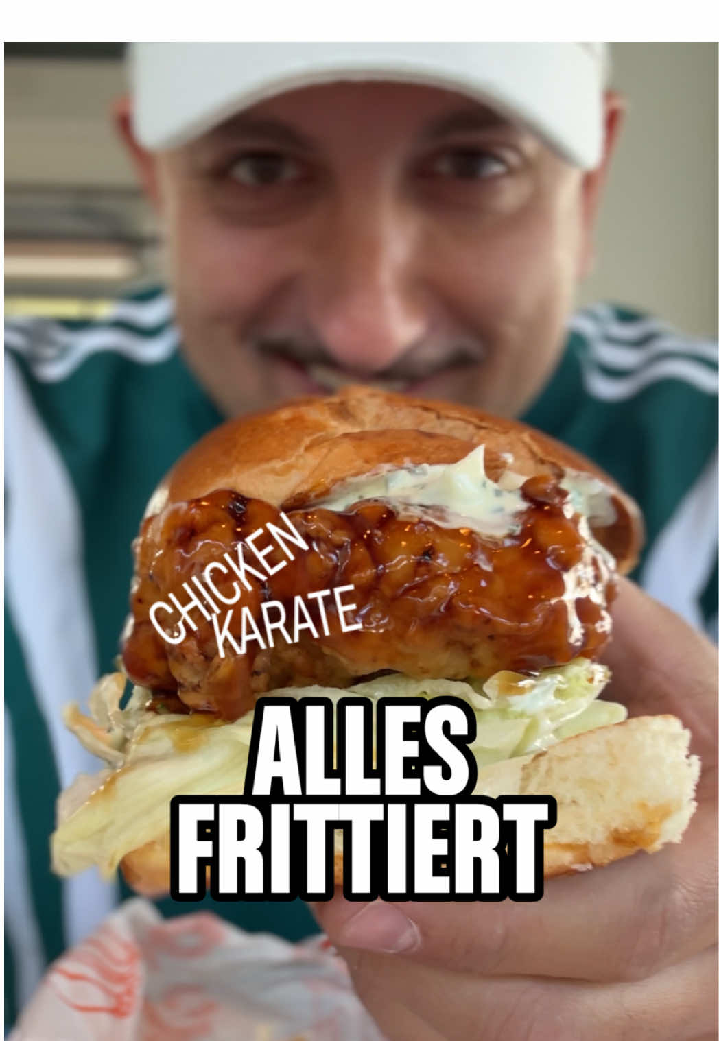 Brandneues Restaurant-Alert! 🚨 CHICKEN KARATE – das neue Projekt der Mochis – hat heute eröffnet, und ich war direkt dort, um mich durch die ganze Karte zu probieren. Von frittiertem Gemüse bis hin zu Fried Chicken in allen Formen – alles hausgemacht, alles knusprig. 🔥 Wenn ihr immer als Erste die neuesten Spots in Wien entdecken wollt, folgt dem Kanal. 📍 Vorgartenmarkt, 1020 Wien 