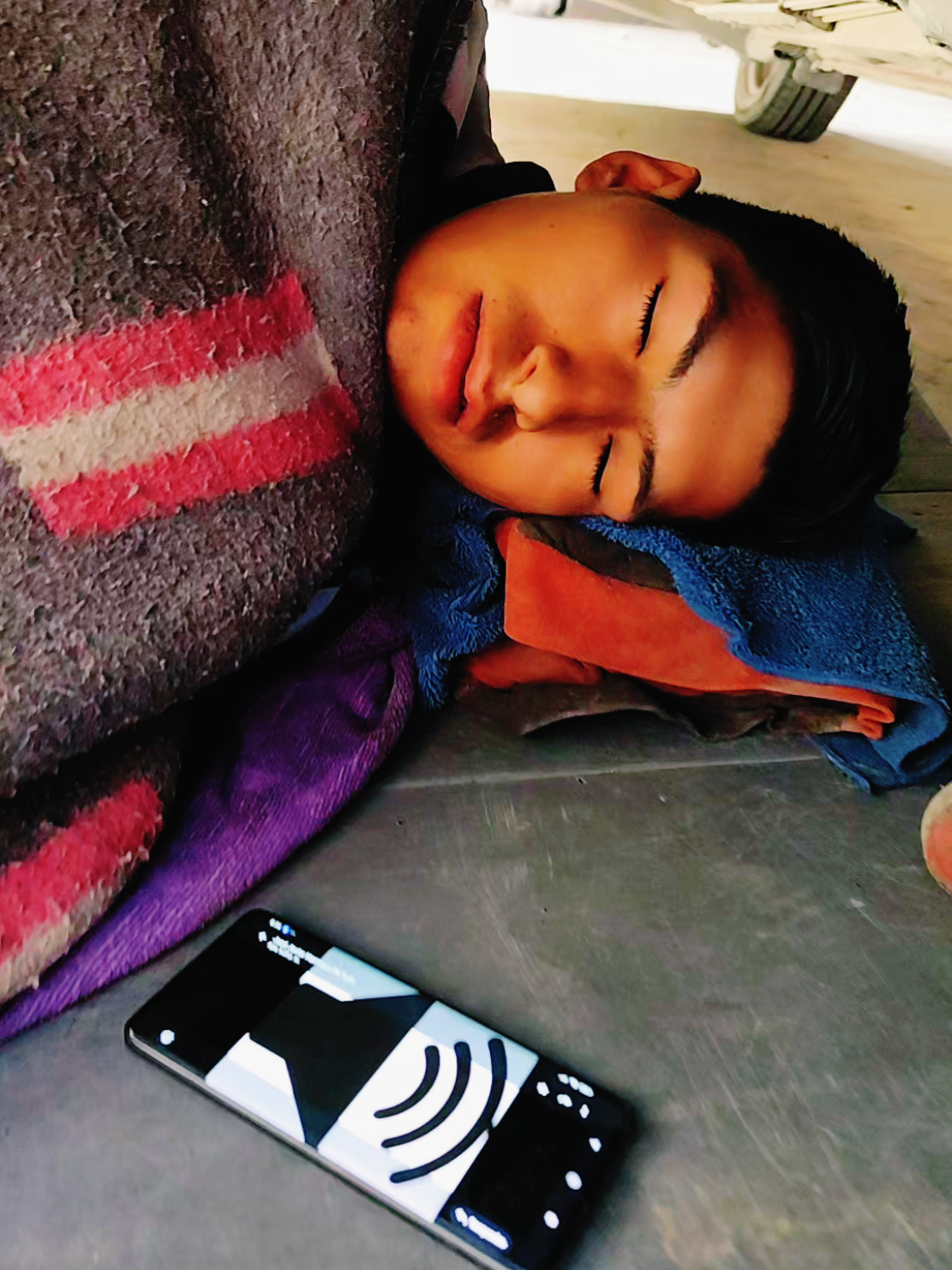 pobre mi trabajador que problemas todavía tendrá en su casa 😔 ..  🤣😅😅🤣😅@Ronaldo m.  mira problesito #mecanico #durmiendo 