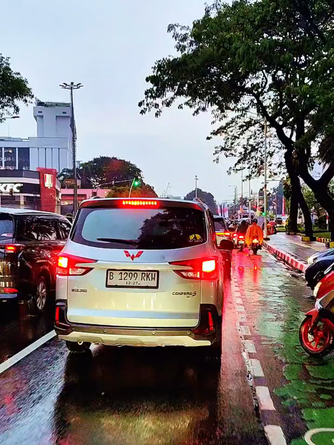 bawa pulang nih videonya , dengerin di rumah sendiri aja 😆 , boleh gasss langsung, buat story atau bahan konten kalian , gk ad syarat apapun 🙌 😄  selamat menikmati vibes tugu tani jakarta habis hujan . #viral #fyp #estetik #trending #tiktoktravel #JalanJalan