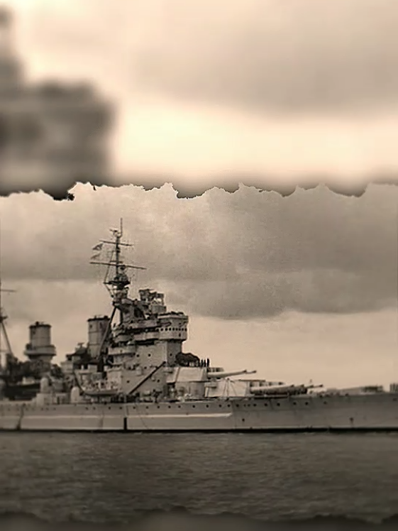 HMS King George V adalah kapal perang kelas King George V yang menjadi kapal utama Angkatan Laut Kerajaan Inggris selama Perang Dunia II, berperan penting dalam penenggelaman Bismarck dan operasi di Atlantik, Mediterania, serta Pasifik. Spesifikasi utamanya meliputi senjata utama berupa meriam 14 inci, kecepatan sekitar 28 knot, bobot tempur 44.460 ton, dan panjang 227 meter.  Sejarah Perang Dunia II: Kapal ini beroperasi di ketiga teater perang utama: Atlantik, Mediterania, dan Pasifik. Perburuan Bismarck: Pada Mei 1941, bersama dengan HMS Rodney, ia terlibat dalam pengejaran dan penenggelaman kapal perang Jerman Bismarck. Tabrakan dengan Punjabi: Pada 1 Mei 1942, ia bertabrakan dengan kapal perusak HMS Punjabi dalam kondisi berkabut, yang mengakibatkan tenggelamnya Punjabi. Operasi di Mediterania: Berpartisipasi dalam Operasi Husky (pendaratan Sekutu di Sisilia) dan membombardir pulau Levanzo serta pelabuhan Trapani. Operasi di Pasifik: Pada tahun 1945, ia bergabung dengan armada Pasifik Inggris untuk operasi melawan Jepang, termasuk pemboman terhadap Kepulauan Ryukyu dan Honshu. Pasca-Perang: Setelah perang, ia menjadi kapal latih sebelum akhirnya dijual untuk dibesituakan pada tahun 1957.  Spesifikasi Kelas: King George V Panjang: 227 meter Bobot tempur: 44.460 ton Kecepatan: Sekitar 28 knot Propulsi: 4 turbin uap Parsons beroda gigi, 8 ketel uap Admiralty Senjata utama: 2 x 4, 1 x 2 meriam BL 14-inci Mk VII 8 x 2 meriam QF 5,25-inci Mk I 4 x 8 meriam QF 2-pounder 